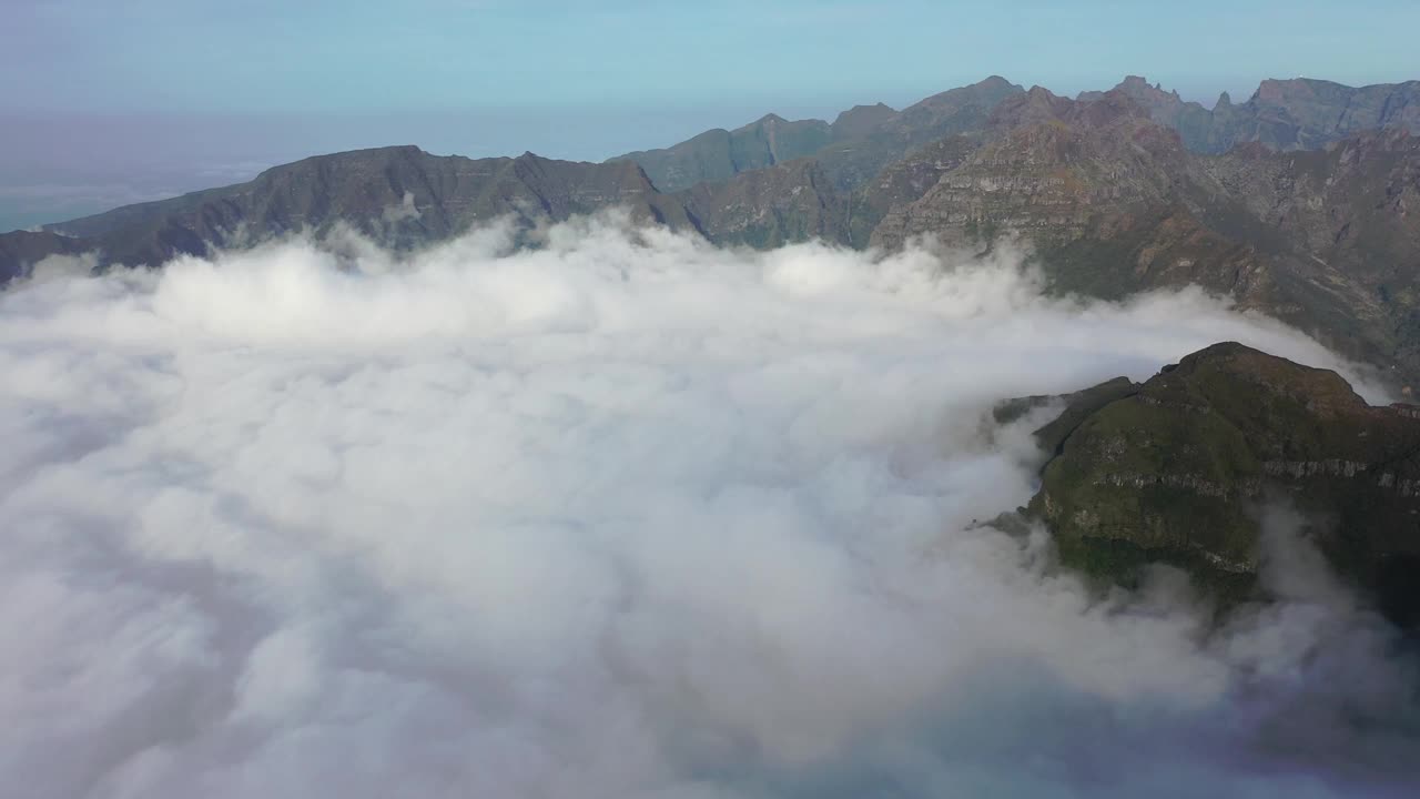 葡萄牙马德拉岛的高空云和山地景观。视频素材