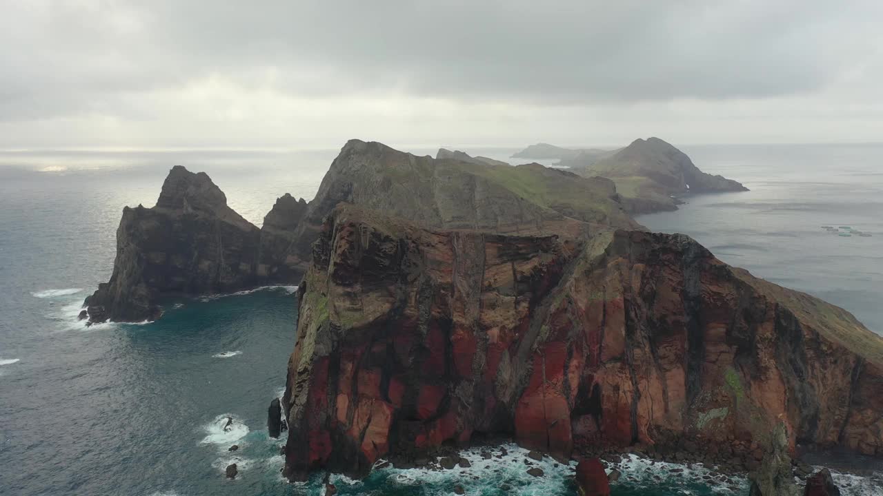 Majestic flight with a drone over the colorful coasts of Madeira in Portugal past a viewpoint called Ponta de São Lourenço.视频素材