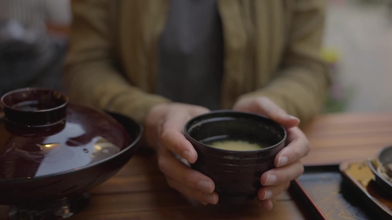 白人女子啜饮味增汤视频素材