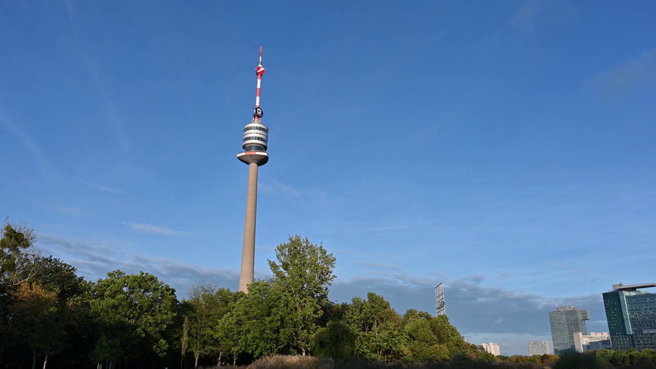 2022年8月，奥地利维也纳。Postwiese Donau公园全景图。平底运动从Donauturm塔开始移动到uno城市的建筑。视频素材