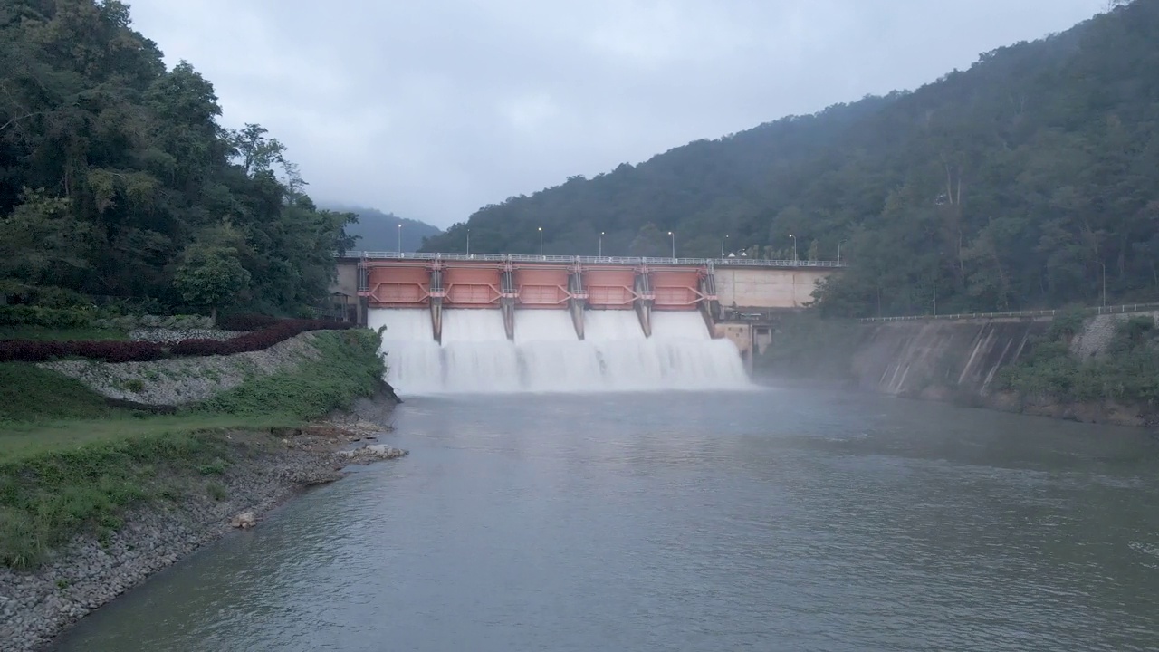 美丽的景色大坝暴雨晚间鸟瞰图科乌洛美大坝，南邦，泰国，水管理概念视频下载