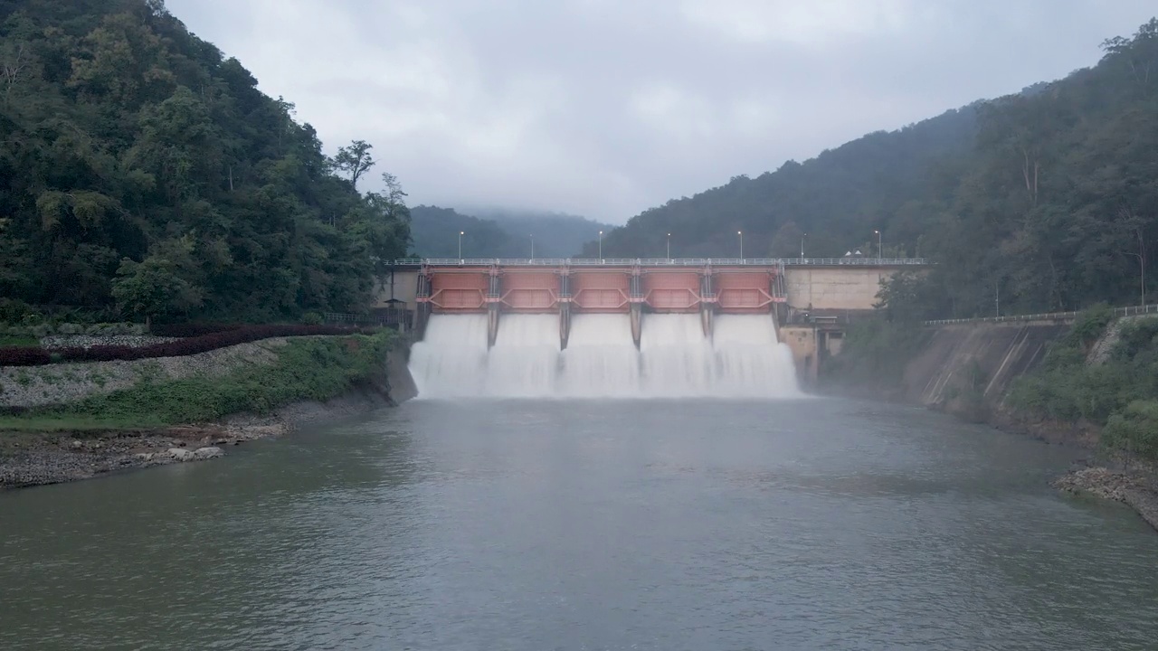 美丽的景色大坝暴雨晚间鸟瞰图科乌洛美大坝，南邦，泰国，水管理概念视频下载