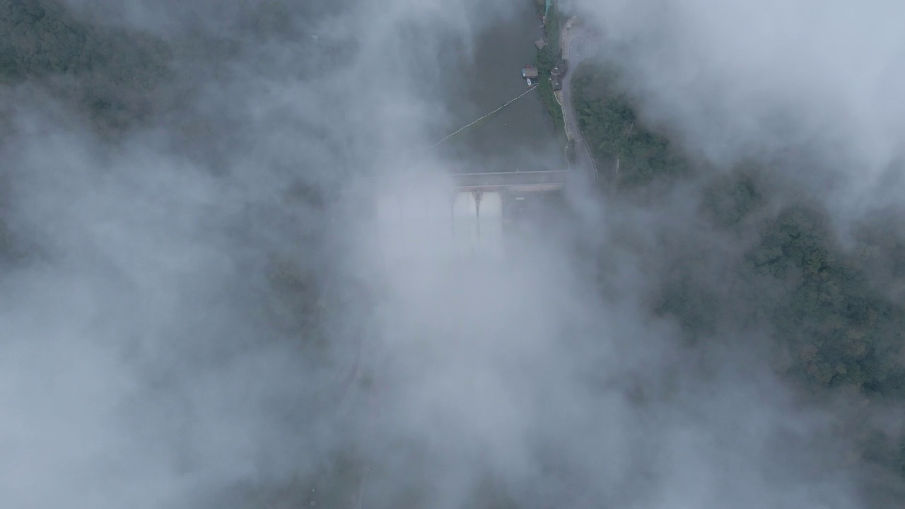 美丽的景色大坝暴雨晚间鸟瞰图科乌洛美大坝，南邦，泰国，水管理概念视频素材