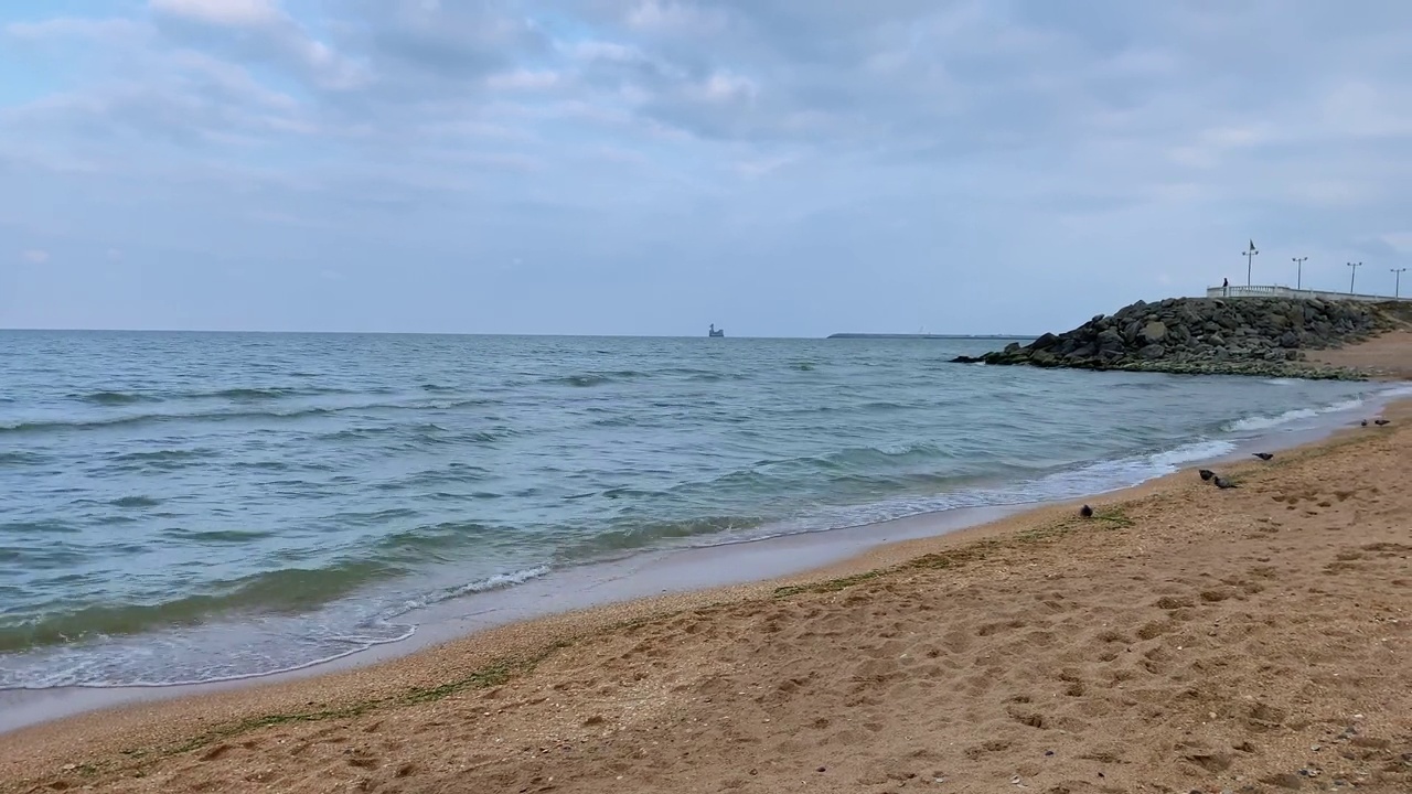 在阴天，海浪在沙滩上翻滚。视频素材