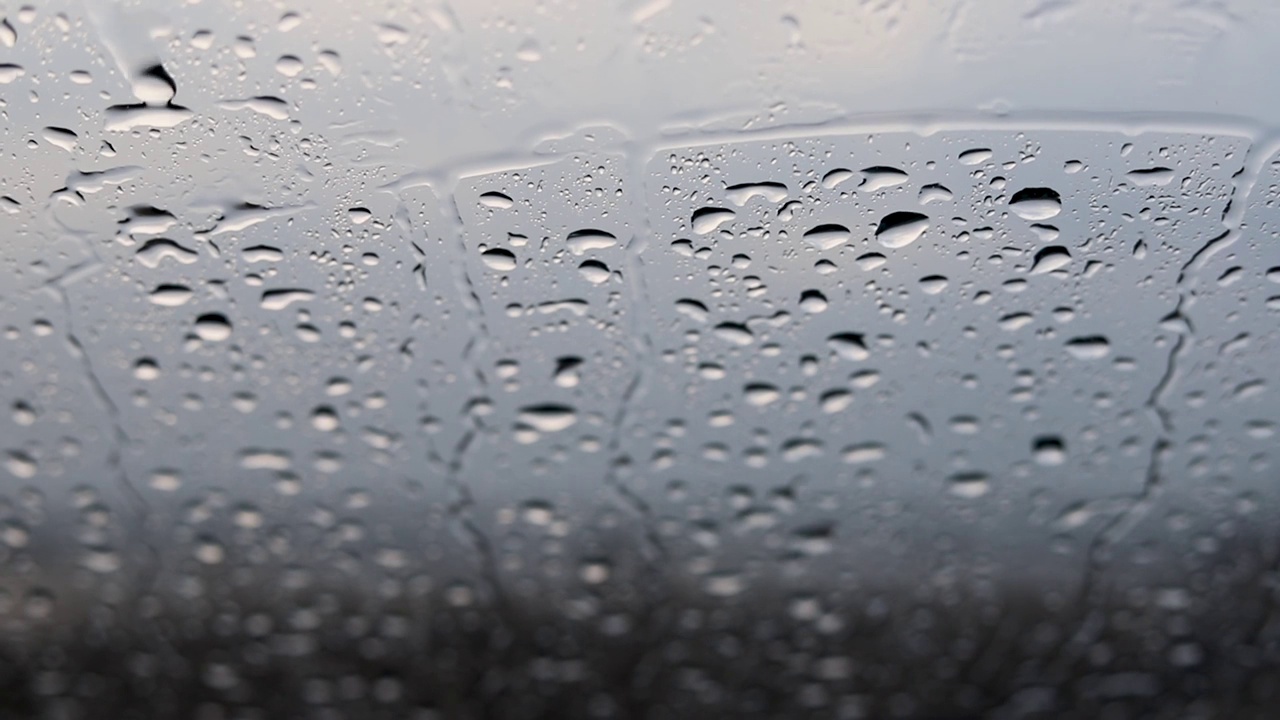 雨季车辆挡风玻璃上的雨滴。有选择性的重点视频素材