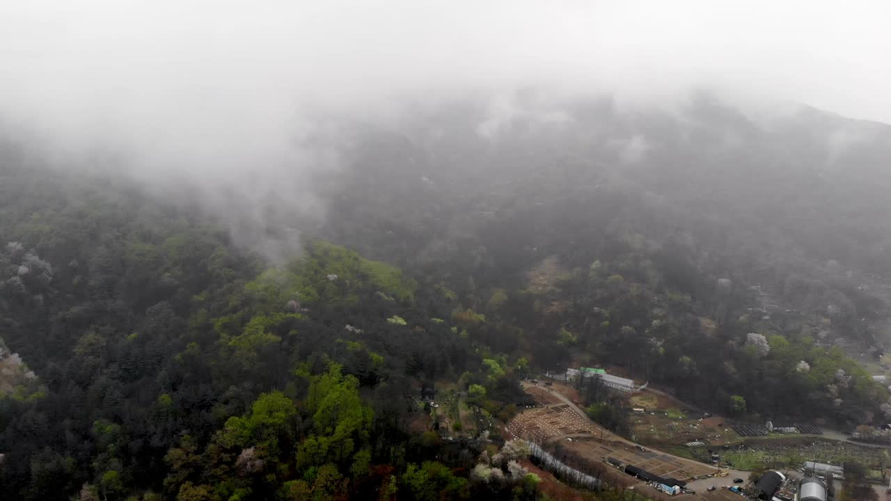 多云的清溪山/瑞草区，韩国首尔视频素材