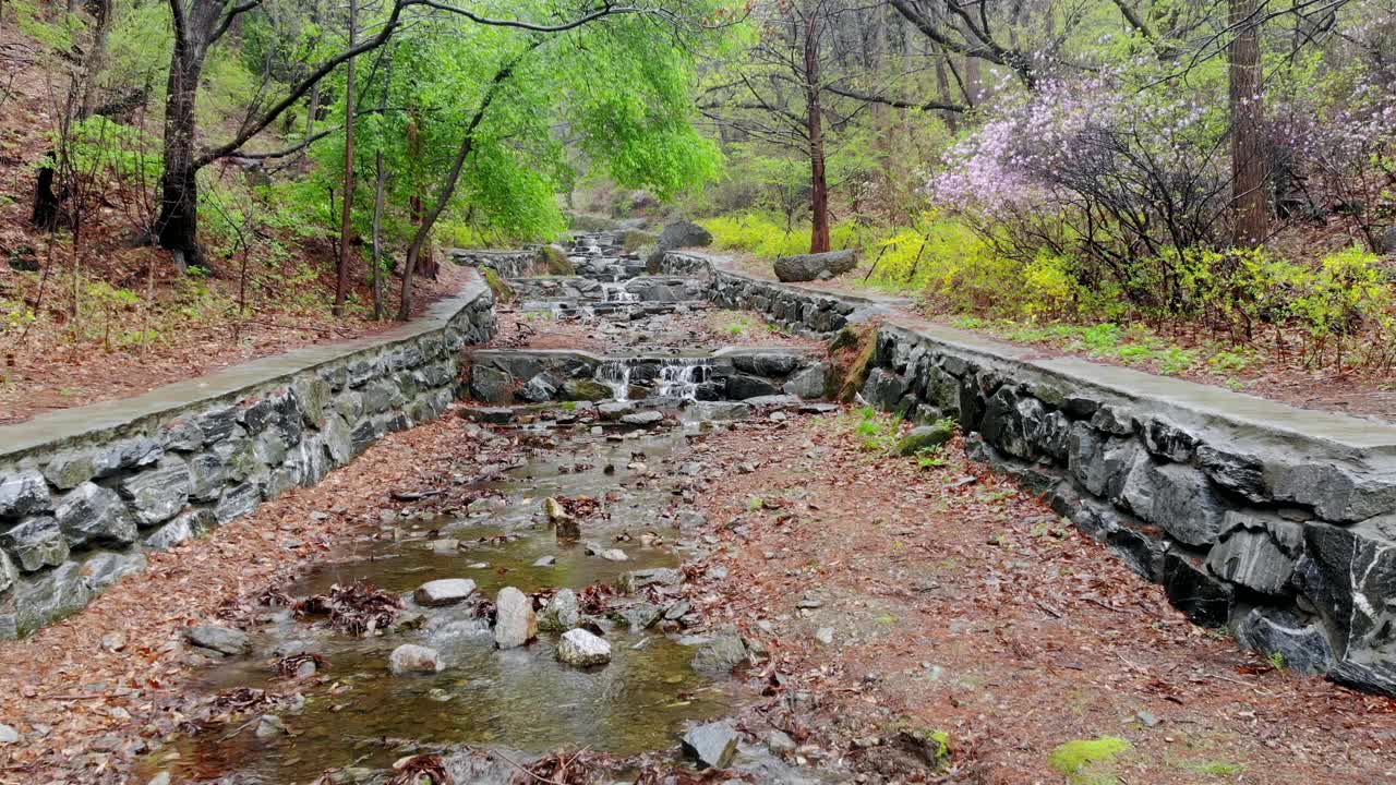 韩国首尔瑞草区清溪山的山谷流水视频素材