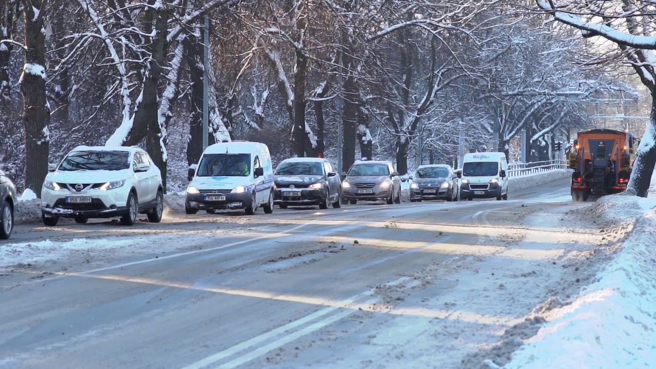 除雪拖拉机正在清理道路上的积雪视频素材