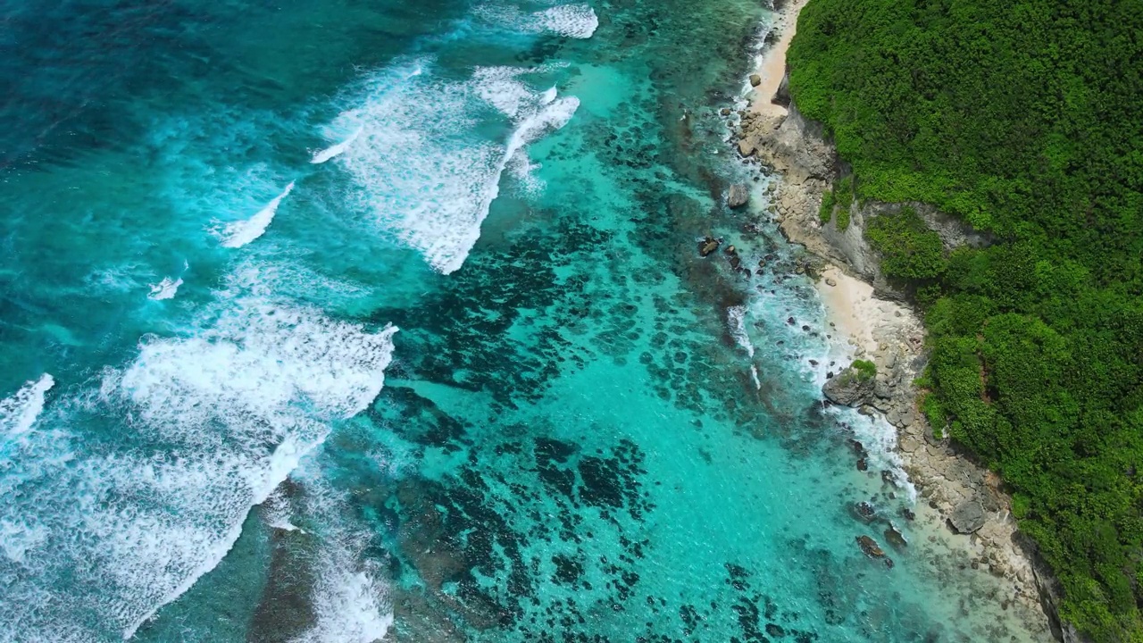 巴厘岛美丽的海岸线，绿松石色的热带海洋和强大的洋流。鸟瞰图视频素材