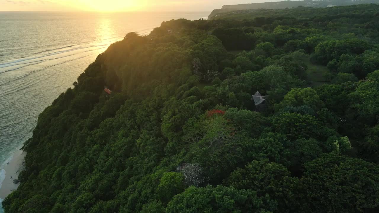 巴厘岛美丽的海岸线和柔和温暖的阳光。鸟瞰图视频素材