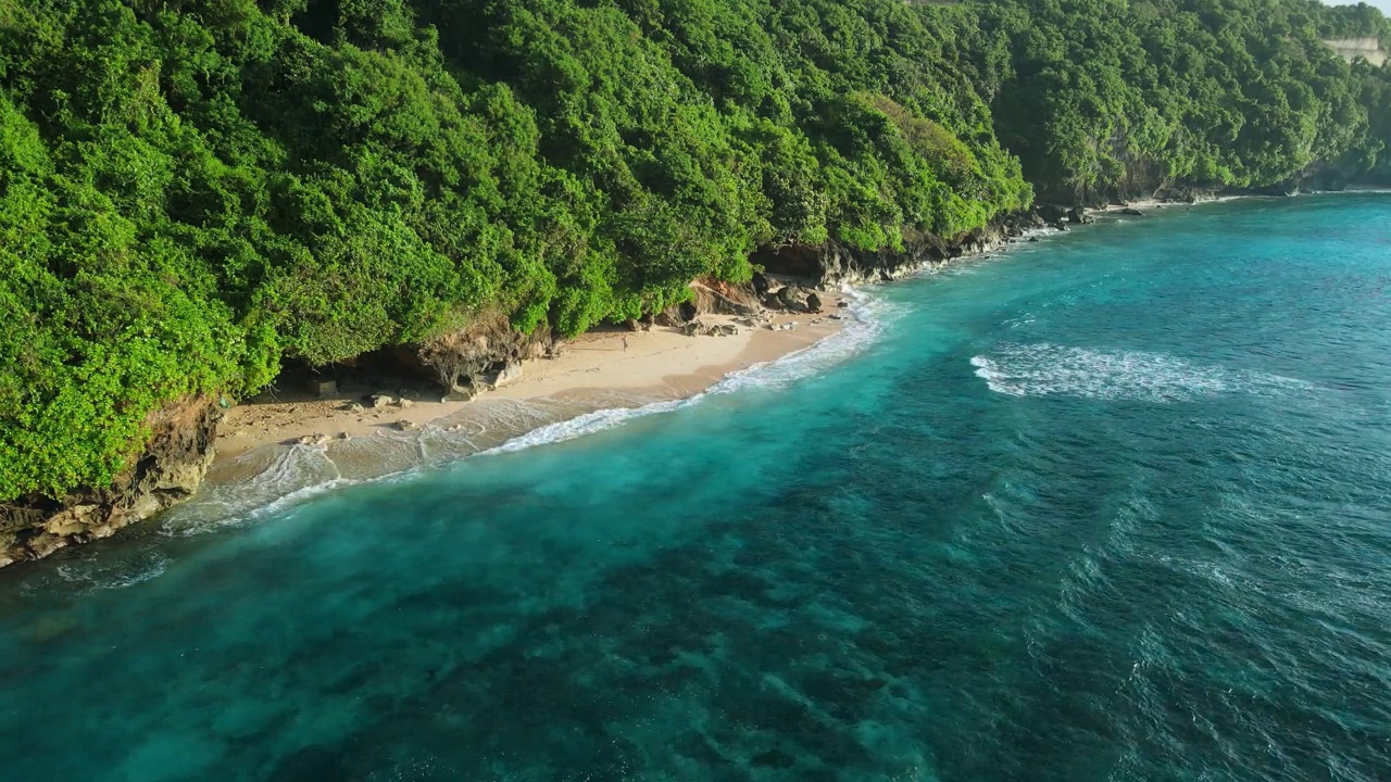 美丽的绿碗海滩与天堂巴厘岛的蓝绿色海洋。鸟瞰图视频素材