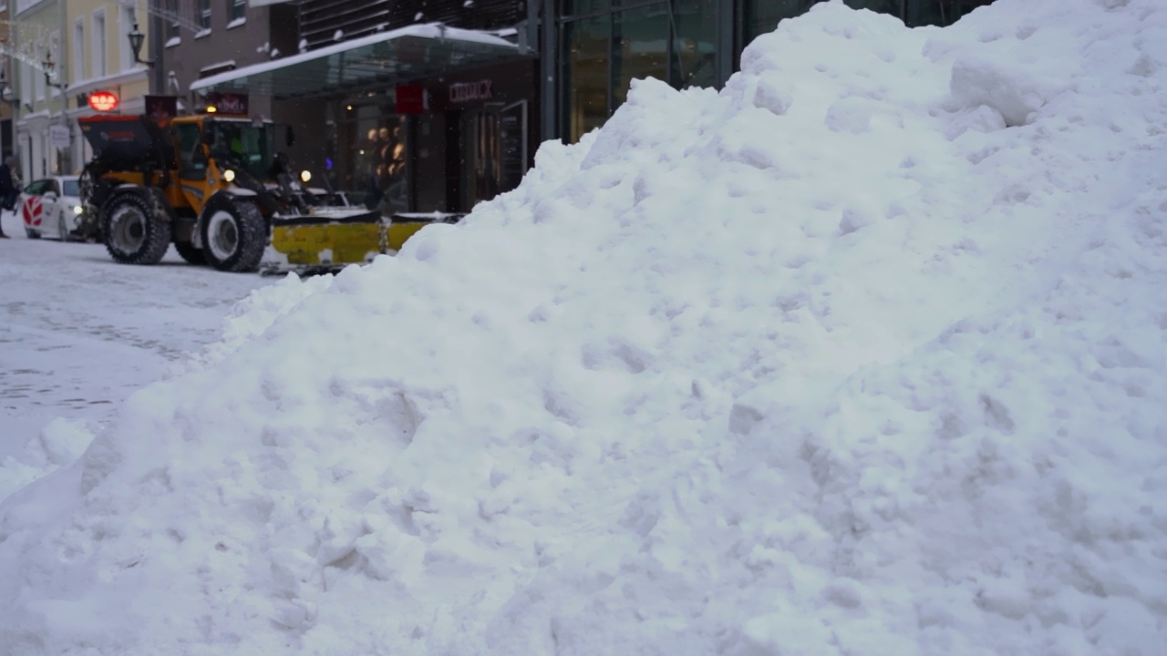 除雪拖拉机正在清理道路上的积雪视频素材