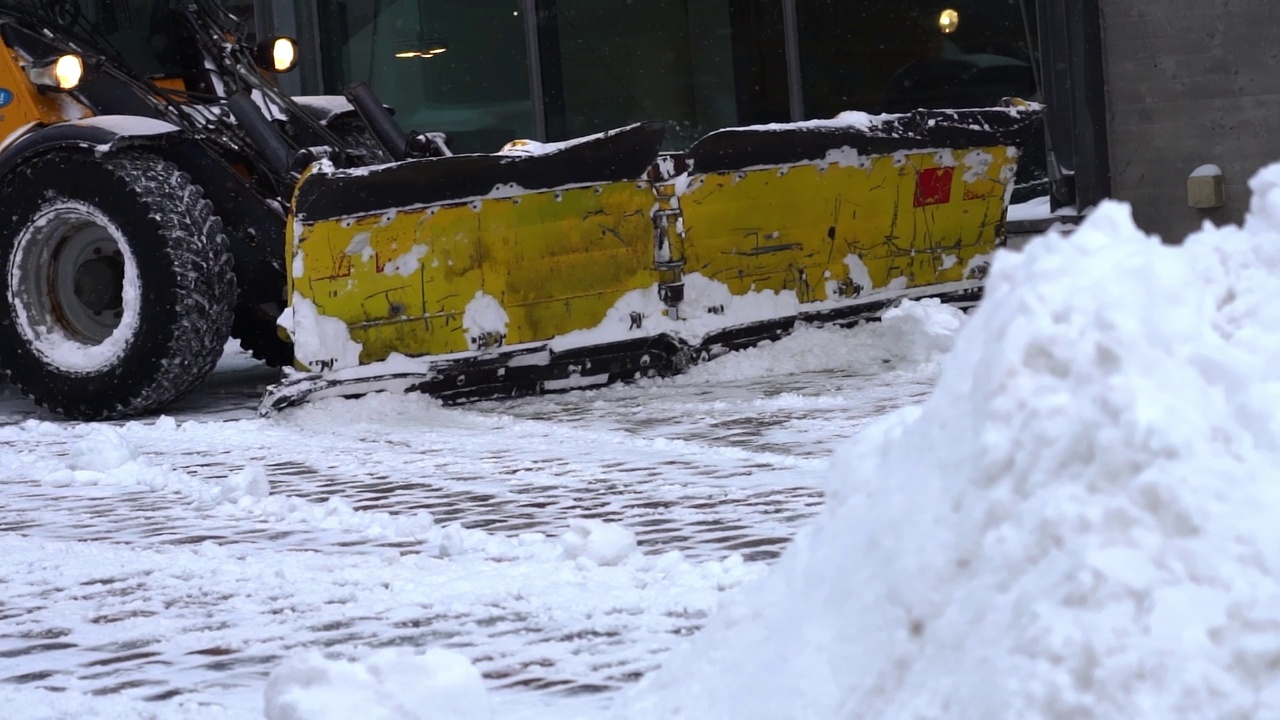 除雪拖拉机正在清理道路上的积雪视频素材