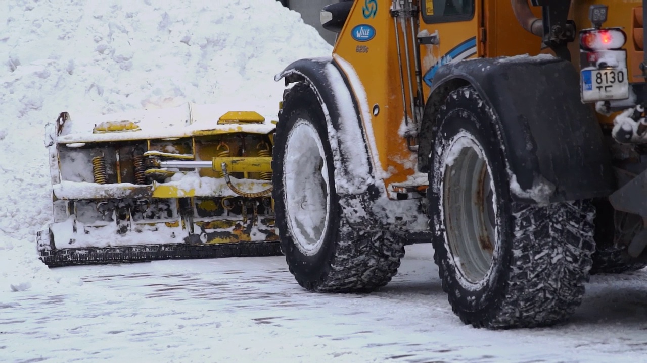 除雪拖拉机正在清理道路上的积雪视频素材