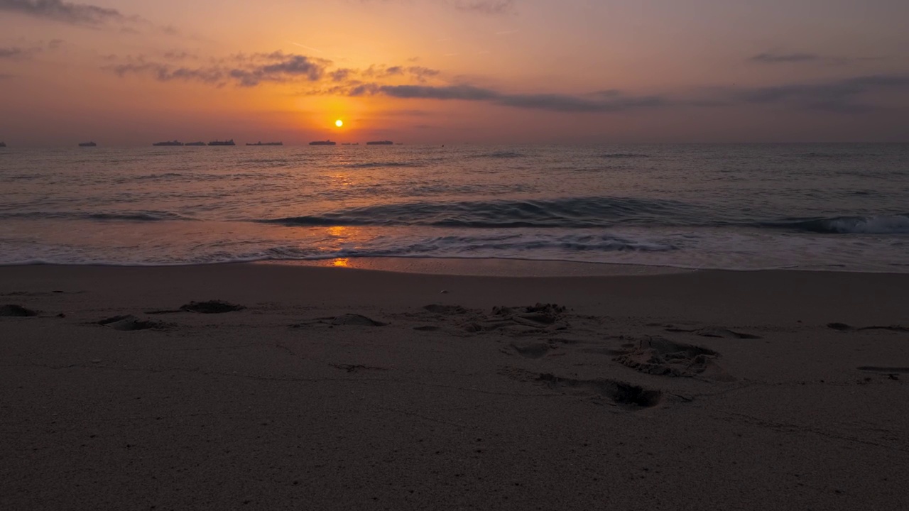 海滩上美丽的日出，海浪平静视频素材