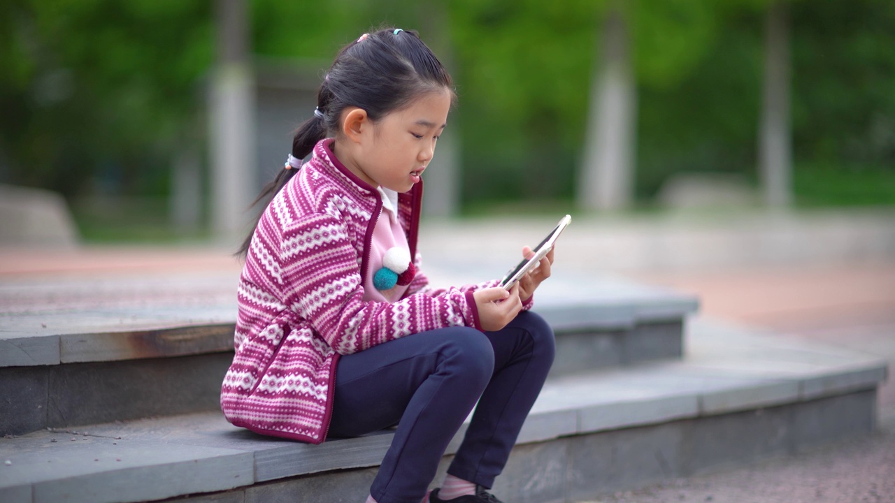 小女孩用IPAD唱歌视频素材