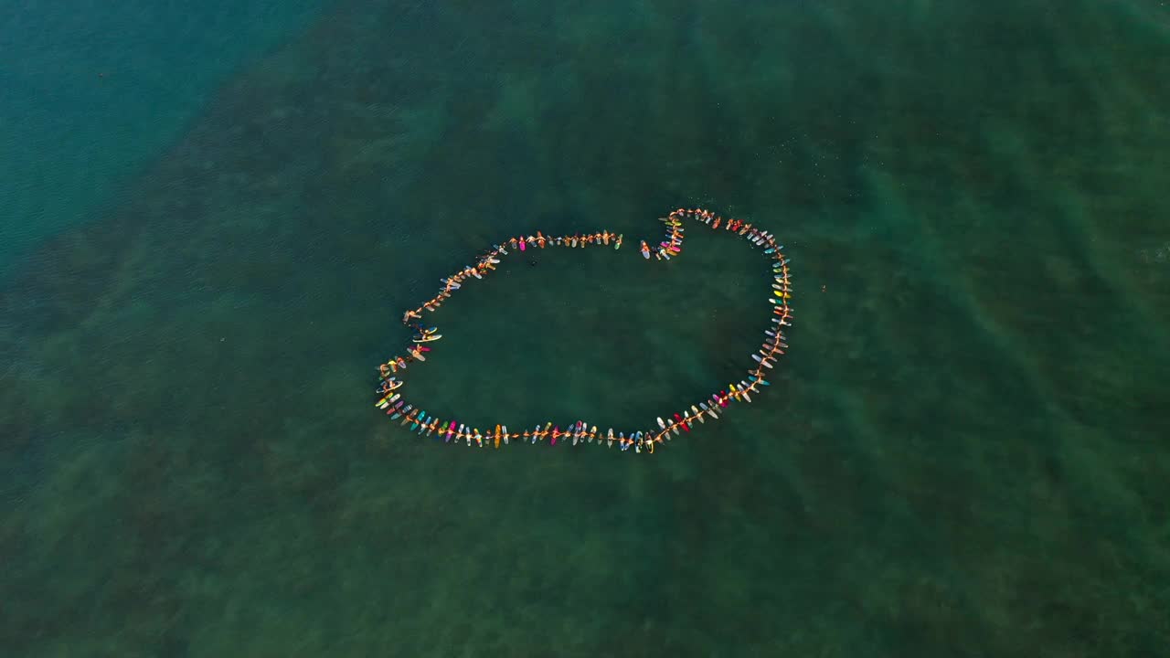 空中平移拍摄的人与冲浪板聚集在海上圈-瓦胡岛，夏威夷视频素材