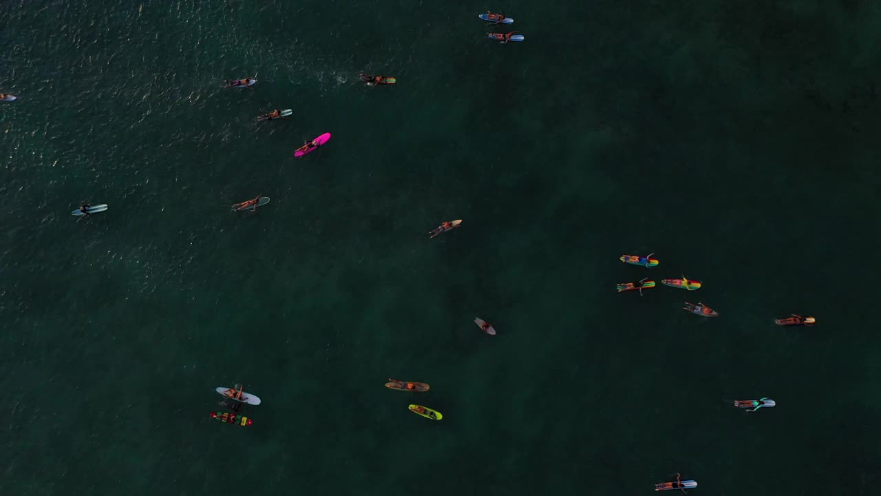 夏威夷瓦胡岛，度假期间人们在海上用冲浪板游泳的空中封锁镜头视频素材