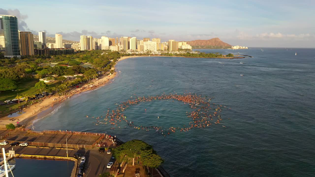 空中平移镜头的人聚集在海边的城市冲浪板-瓦胡岛，夏威夷视频素材