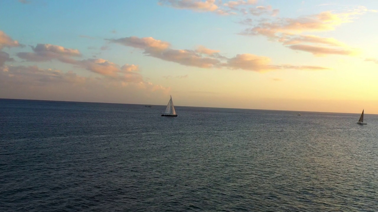 空中平移拍摄的海上船只漂浮在云下的波纹海-瓦胡岛，夏威夷视频素材