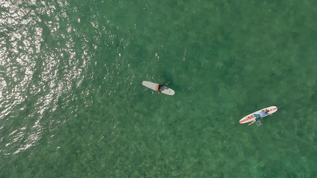 在度假期间，游客带着冲浪板漂浮在海上的空中向上拍摄-夏威夷威基基视频素材