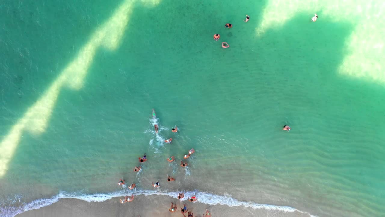 人们在蓝色大海练习游泳的空中前摄-夏威夷瓦胡岛视频素材