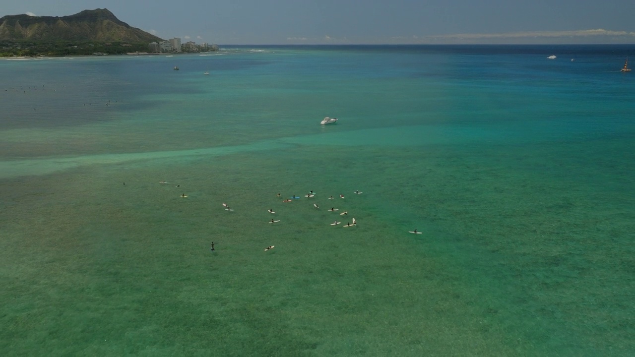 空中倾斜镜头的人漂浮在海上冲浪板在瓦胡岛度假-怀基基，夏威夷视频素材