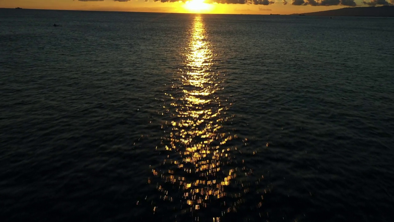 空中向前上升的海洋与地平线在日落-瓦胡岛，夏威夷视频素材