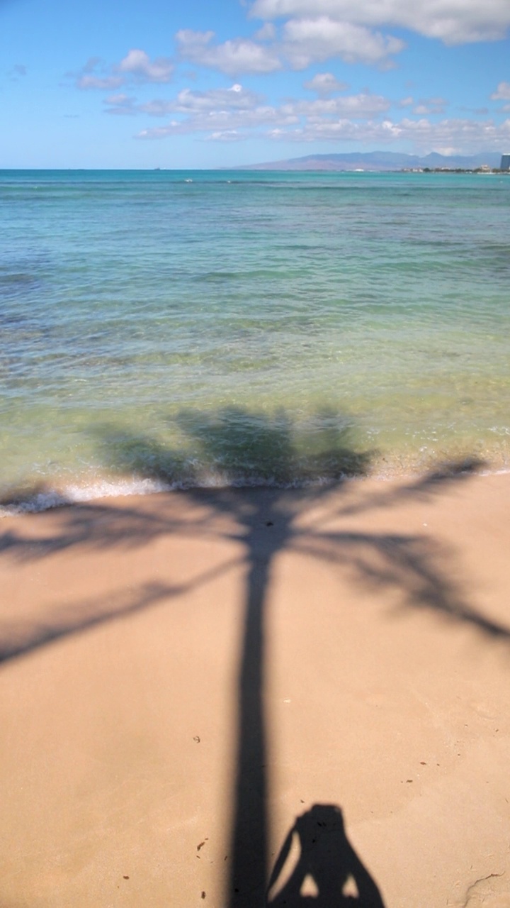 在多云的天空下，沙滩上海浪的慢动作锁定镜头-夏威夷瓦胡岛视频素材