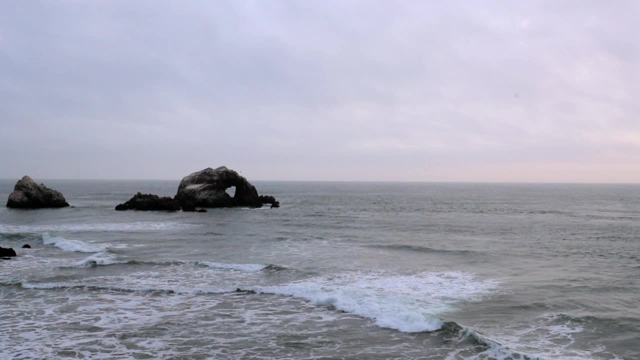 航拍慢动作拍摄的海浪飞溅在海上与地平线在日落-旧金山，加利福尼亚视频素材