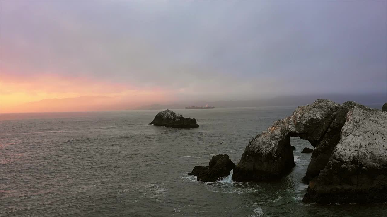 空中鸟群在日落时在云层下飞行，无人机在海景上向前飞行-旧金山，加利福尼亚视频素材