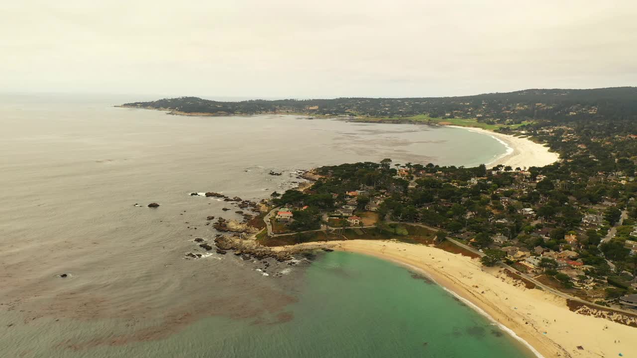 悬崖上的房屋和树木的空中美景，无人机在海滩上向后飞行-加利福尼亚州旧金山视频素材