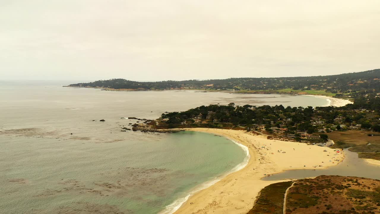 空中平移拍摄的人在海滩上度假的悬崖-旧金山，加利福尼亚视频素材