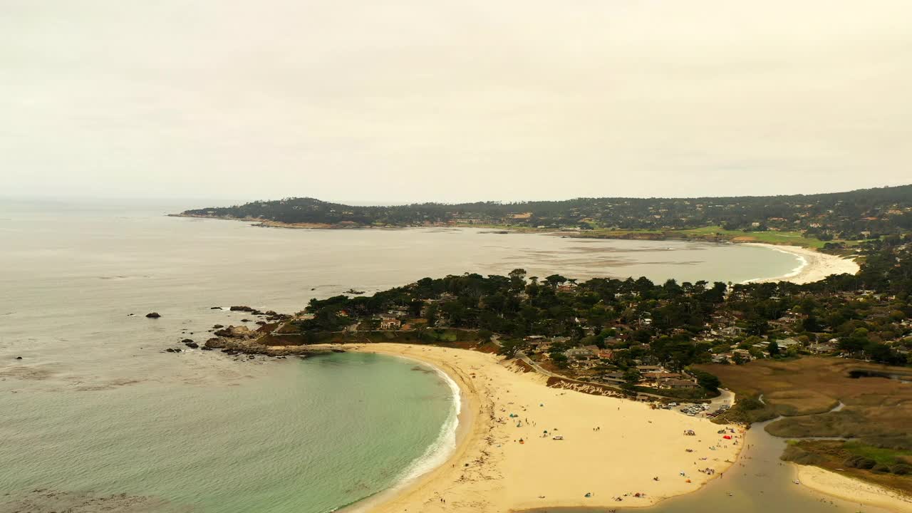 海滩悬崖上的房屋鸟瞰图，无人机在海岸线上向前飞行-旧金山，加利福尼亚视频素材