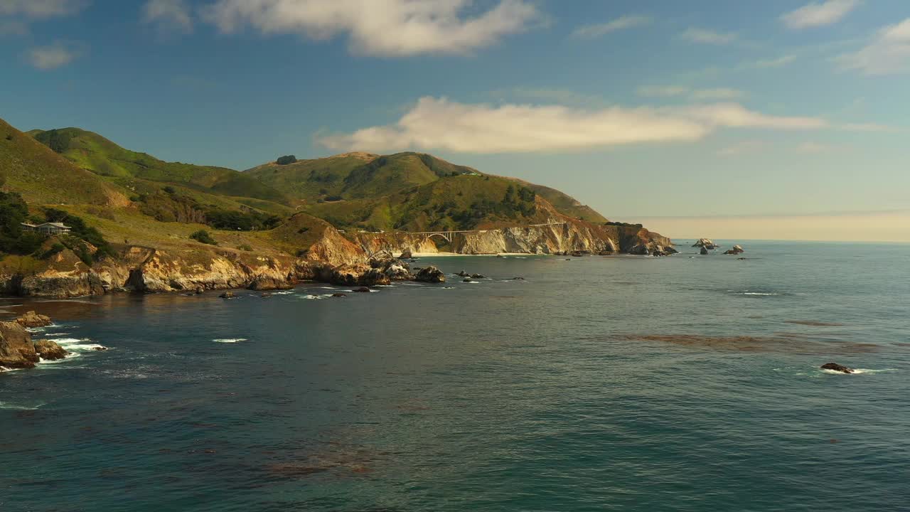 空中平移拍摄著名的桥在云层下的山，无人机在阳光明媚的日子飞越海洋-旧金山，加利福尼亚视频素材