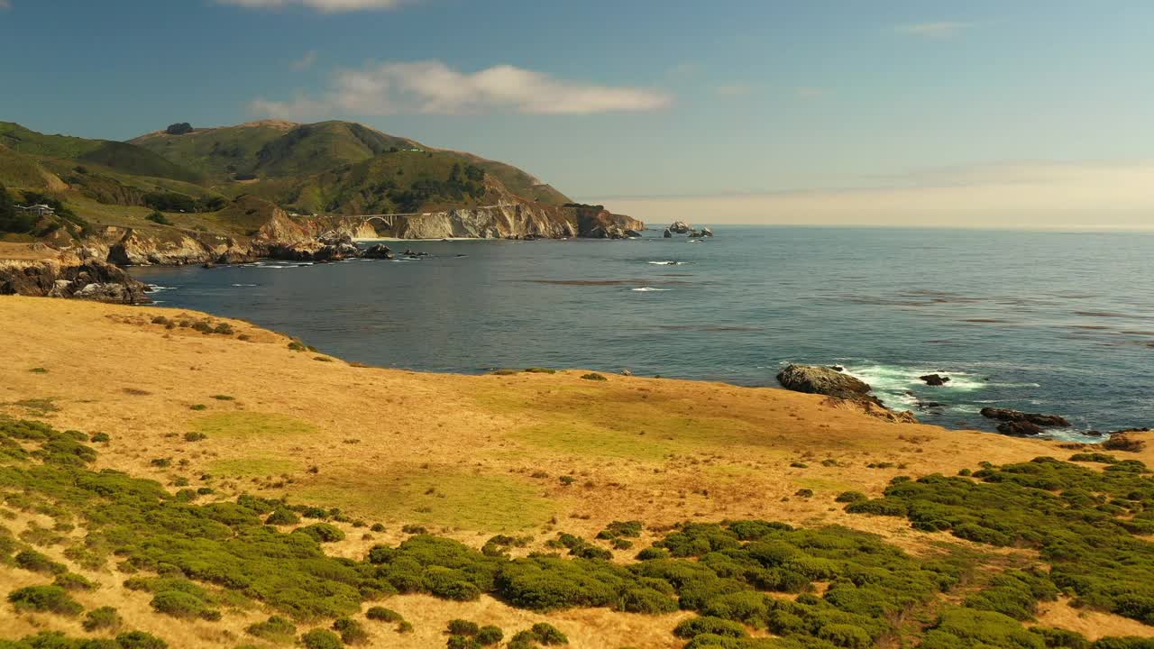 航拍著名的桥在海滩上的山脉，无人机在阳光明媚的日子飞过大海-旧金山，加利福尼亚视频素材