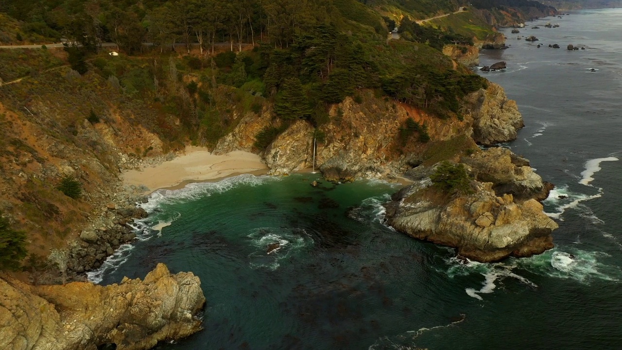 空中平移美丽的山与森林，无人机飞越海洋-旧金山，加利福尼亚视频素材