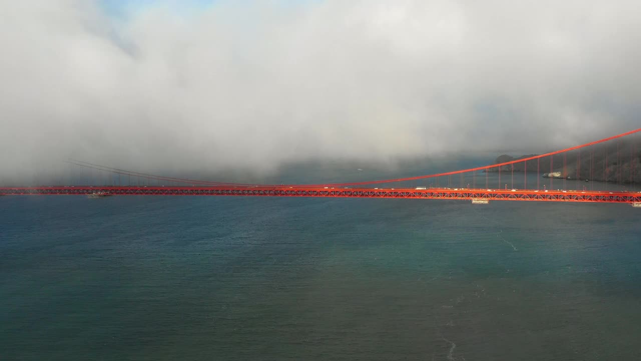 空中拍摄的车辆在吊桥上移动，无人机在海上向前飞行-旧金山，加利福尼亚视频素材