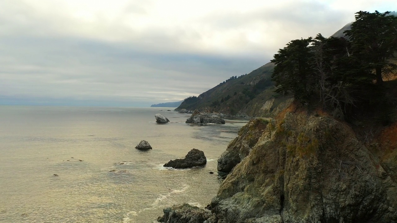 航拍海浪海景的山在海滩，无人机在多云的天空下向前飞行-旧金山，加利福尼亚视频素材