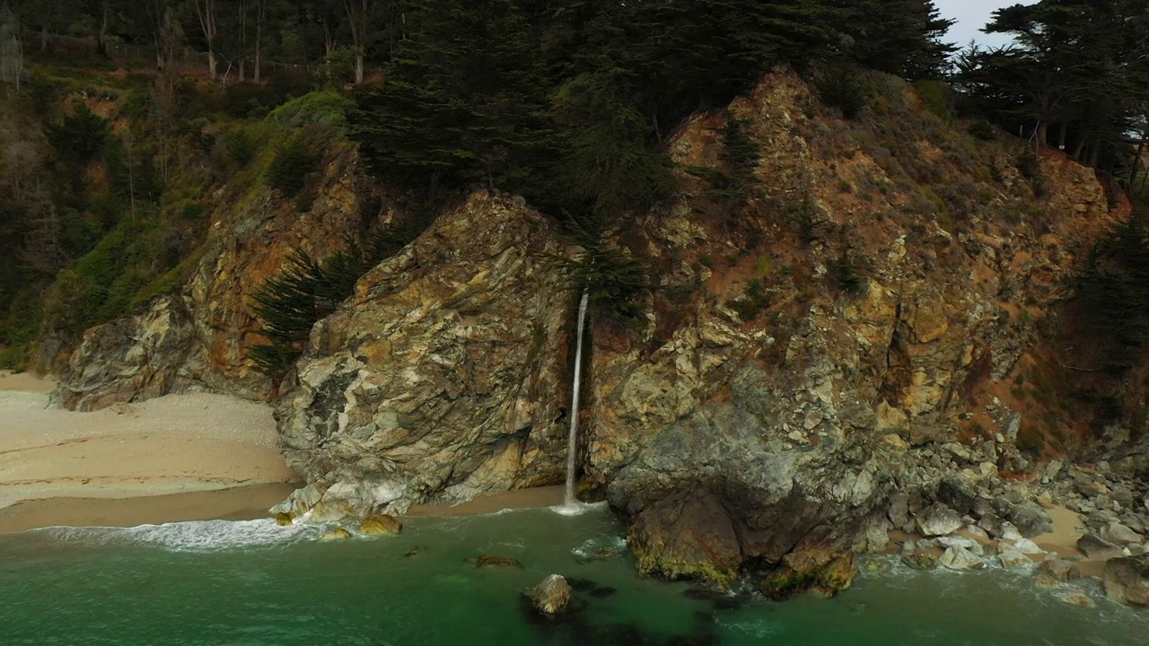 岛上瀑布的空中上升美景，无人机在海上向后飞行-旧金山，加利福尼亚视频素材