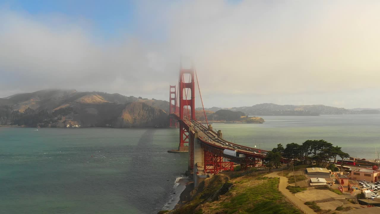 空中平移拍摄车辆在吊桥上移动，无人机飞越海面-旧金山，加利福尼亚视频素材