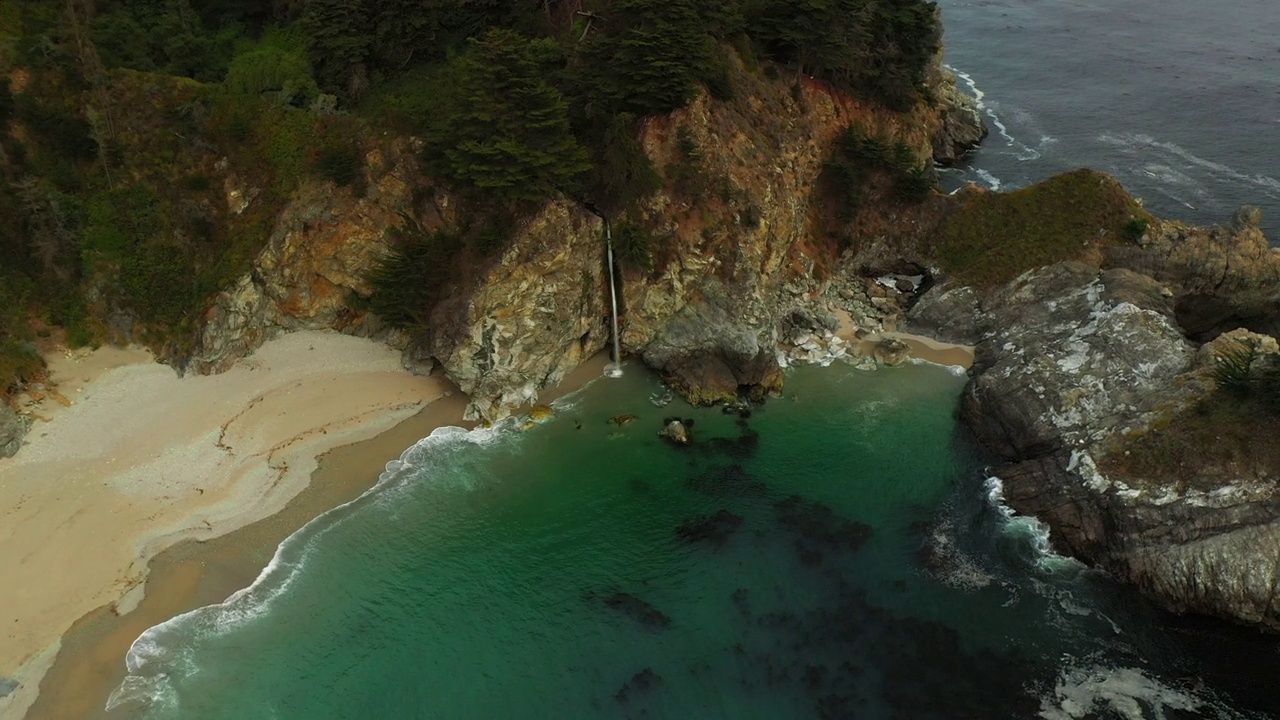 空中平移拍摄瀑布流动在海滩岛，无人机飞越海洋-旧金山，加利福尼亚视频素材