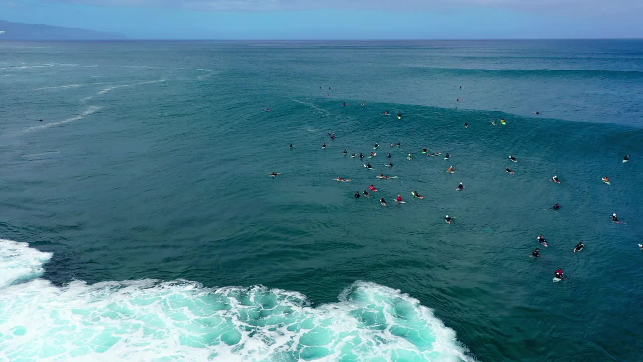 空中向后拍摄的冲浪者练习冲浪在波浪海-威基基，夏威夷视频素材