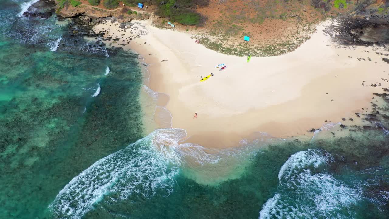 空中向前拍摄的海浪溅在海滩的海岸线在阳光灿烂的一天-夏威夷威基基视频素材