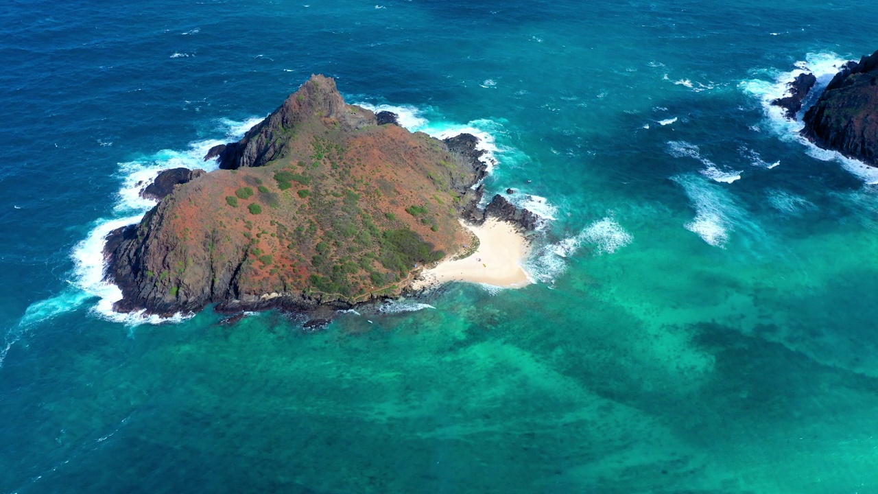 在阳光明媚的日子里，夏威夷威基基海滩上的岛屿和海滩鸟瞰图视频素材