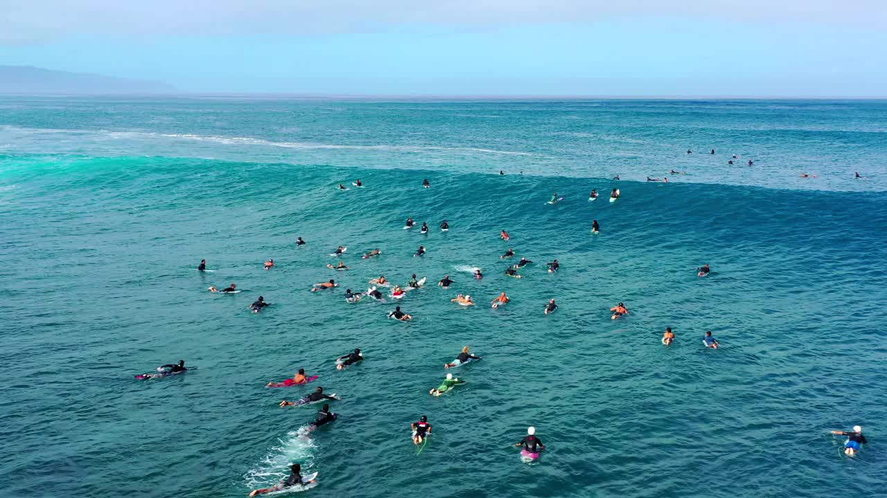 人们在度假期间在海上冲浪的空中向后拍摄-夏威夷威基基视频素材