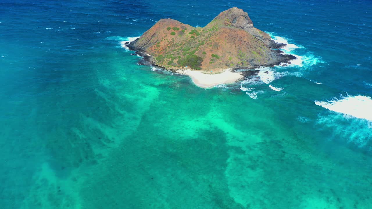 空中前进的海滩，海浪中的岛屿，无人机在阳光灿烂的日子飞行前进-威基基，夏威夷视频素材