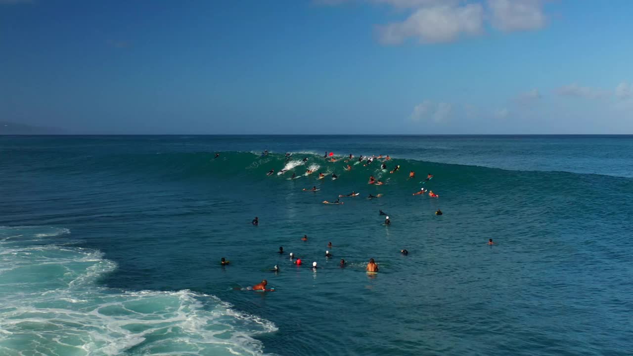 空中平移拍摄冲浪者冲浪在波浪的海洋度假-瓦胡岛，夏威夷视频素材