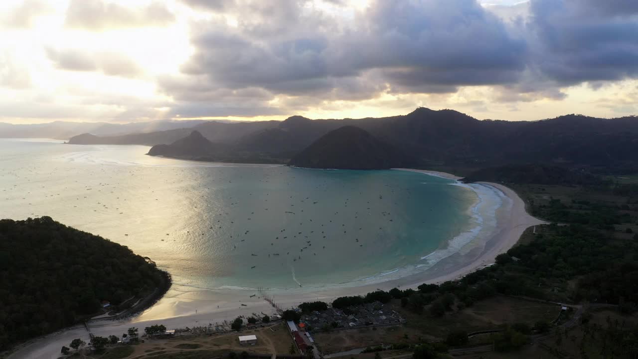 空中平移拍摄的船在海上对山在日落-龙目岛，印度尼西亚视频素材