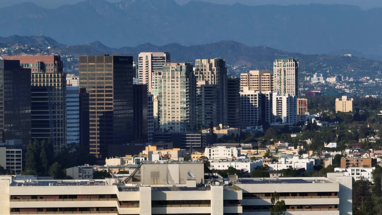 空中平移拍摄的住宅建筑在城市的山-圣莫尼卡，加利福尼亚视频素材